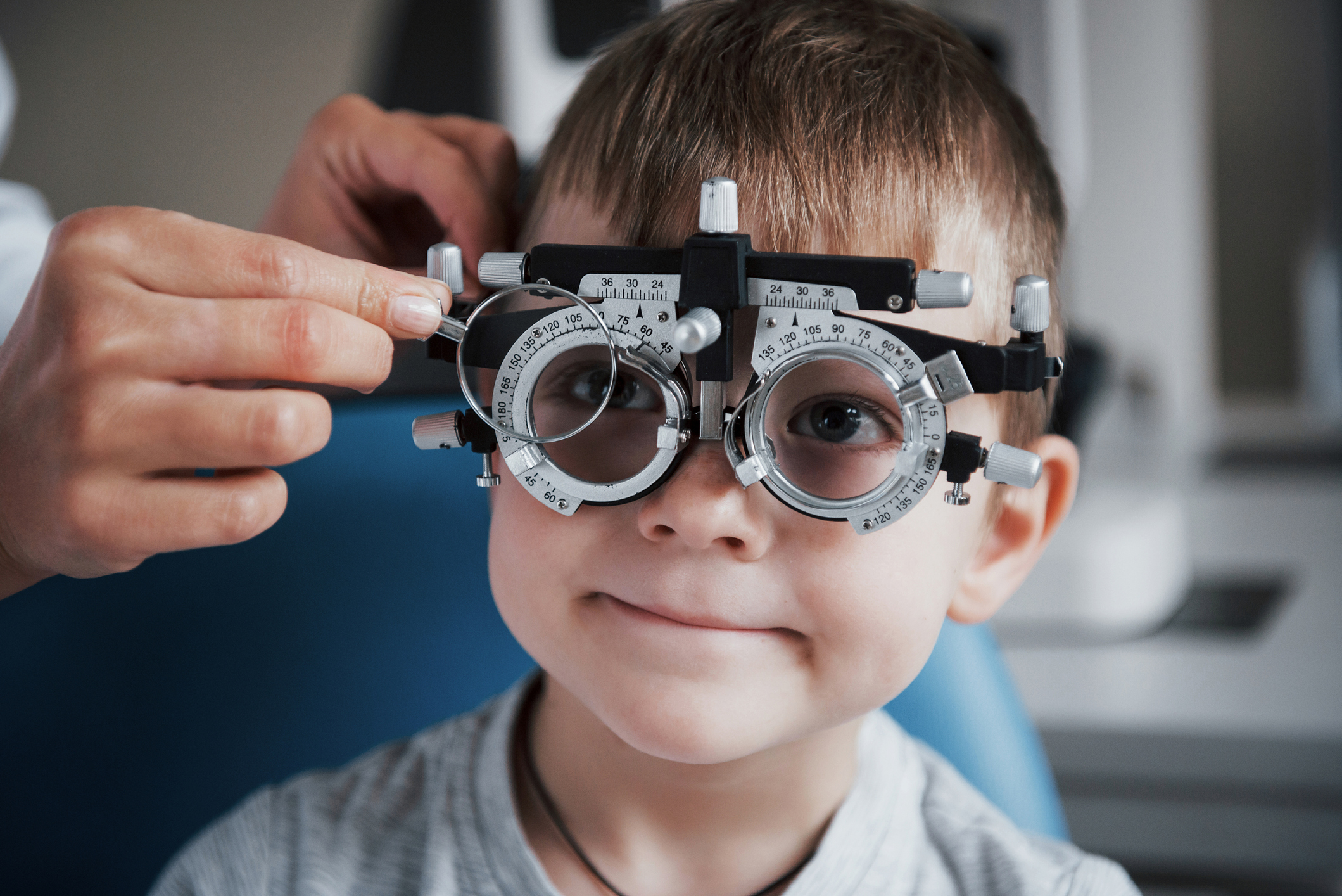 У ребенка зрение 1 5. Дети с нарушением зрения. Очки для детей для зрения. Офтальмология дети. Дети с очками.